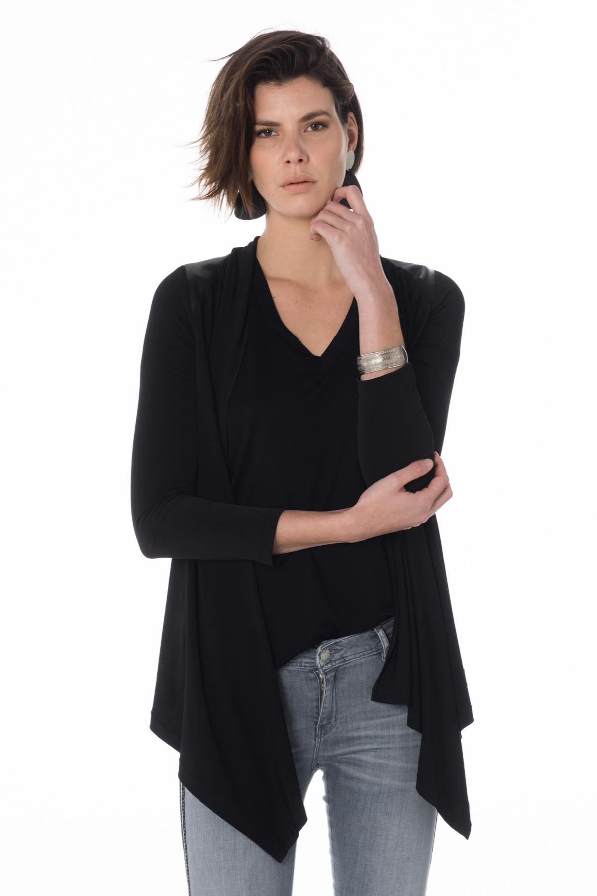 Elegant bi-material vest - Image n°1