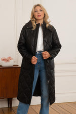 Oakwood's glossy, quilted black sheep leather coat for all seasons. - Image n°1