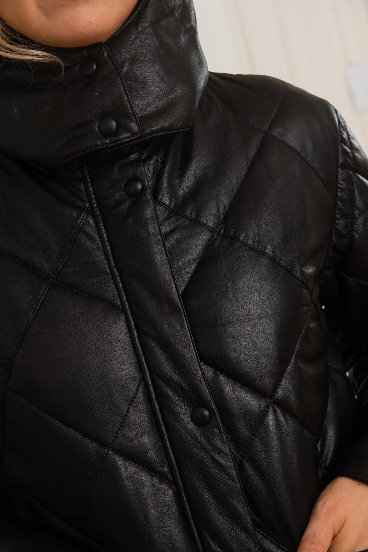 Oakwood's glossy, quilted black sheep leather coat for all seasons. - Image n°7