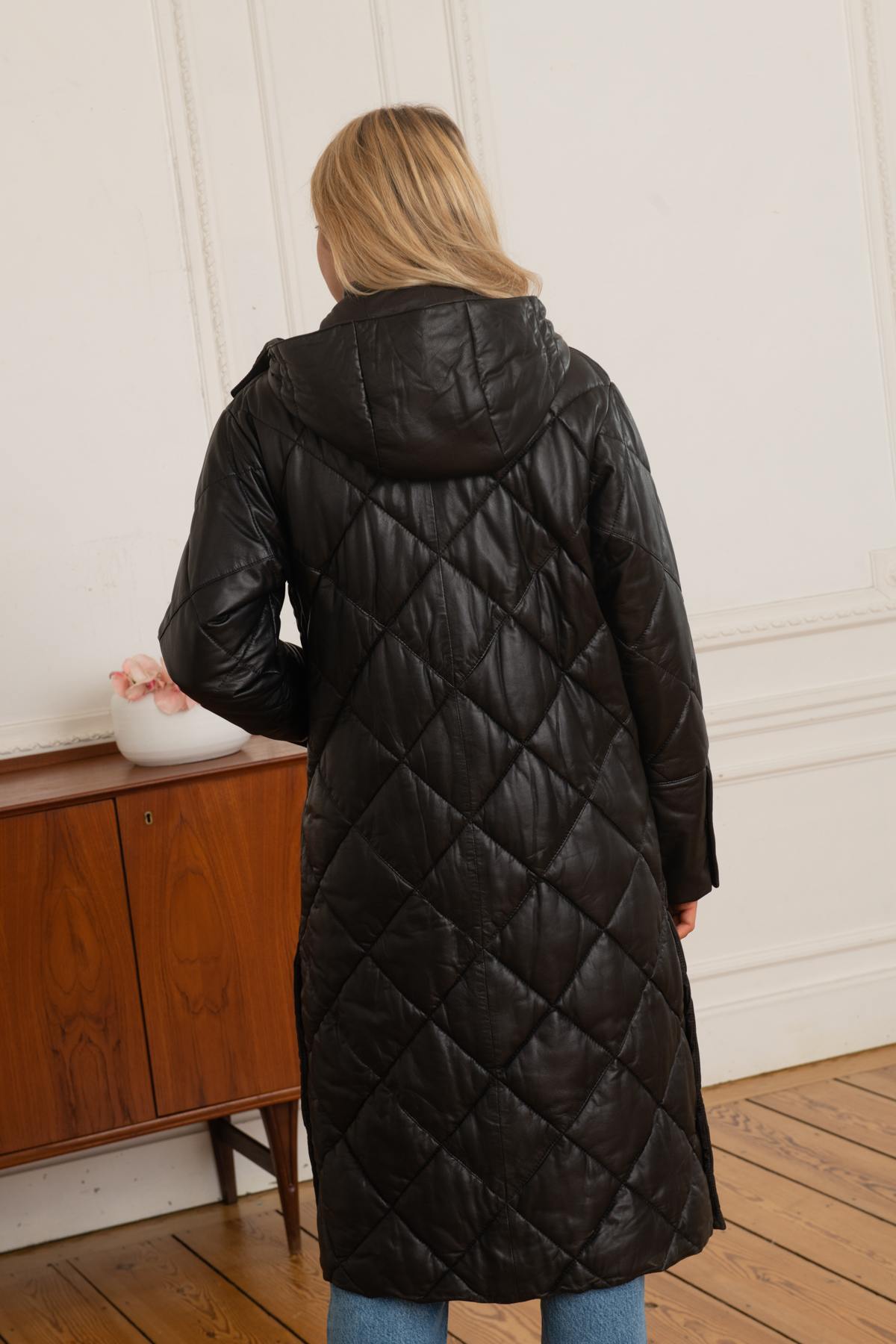 Oakwood's glossy, quilted black sheep leather coat for all seasons. - Image n°6