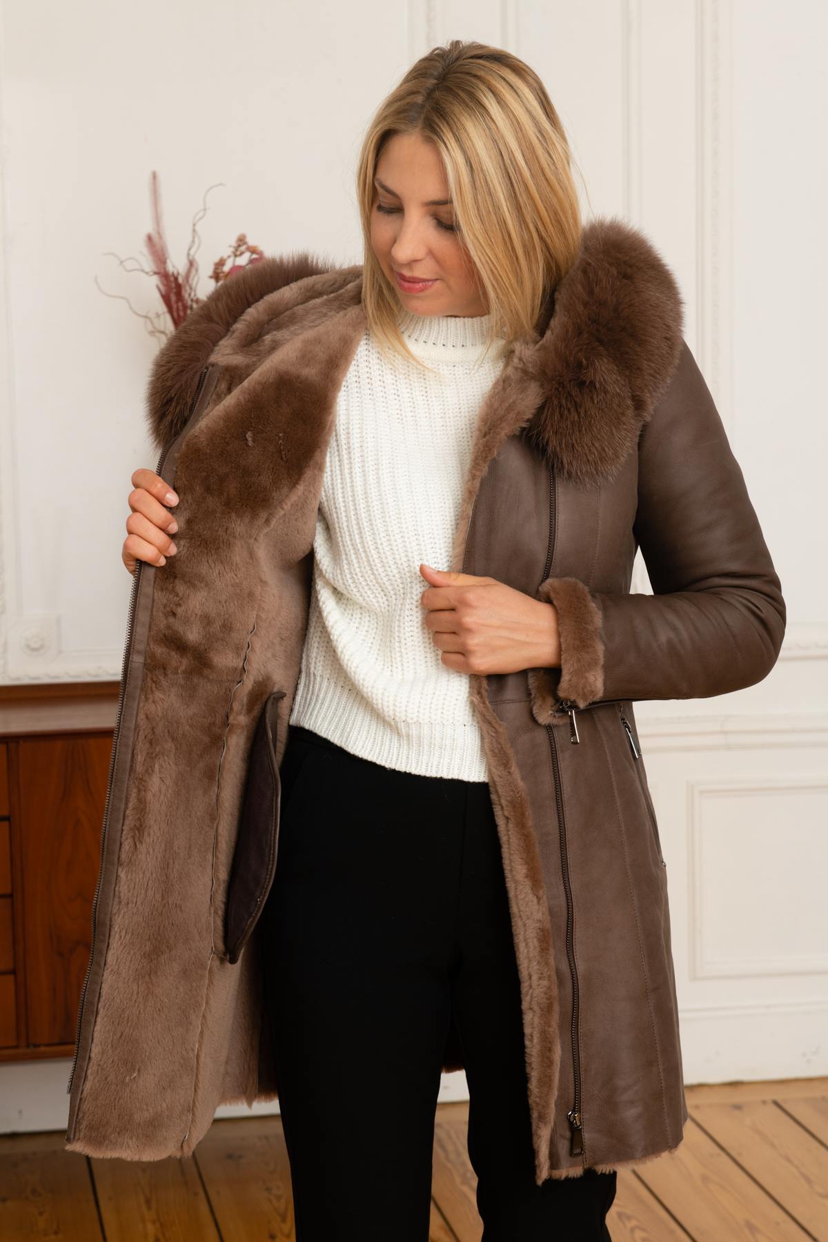 Oiled chocolate merino jacket with fox-fur hood and skinny fit. - Image n°3