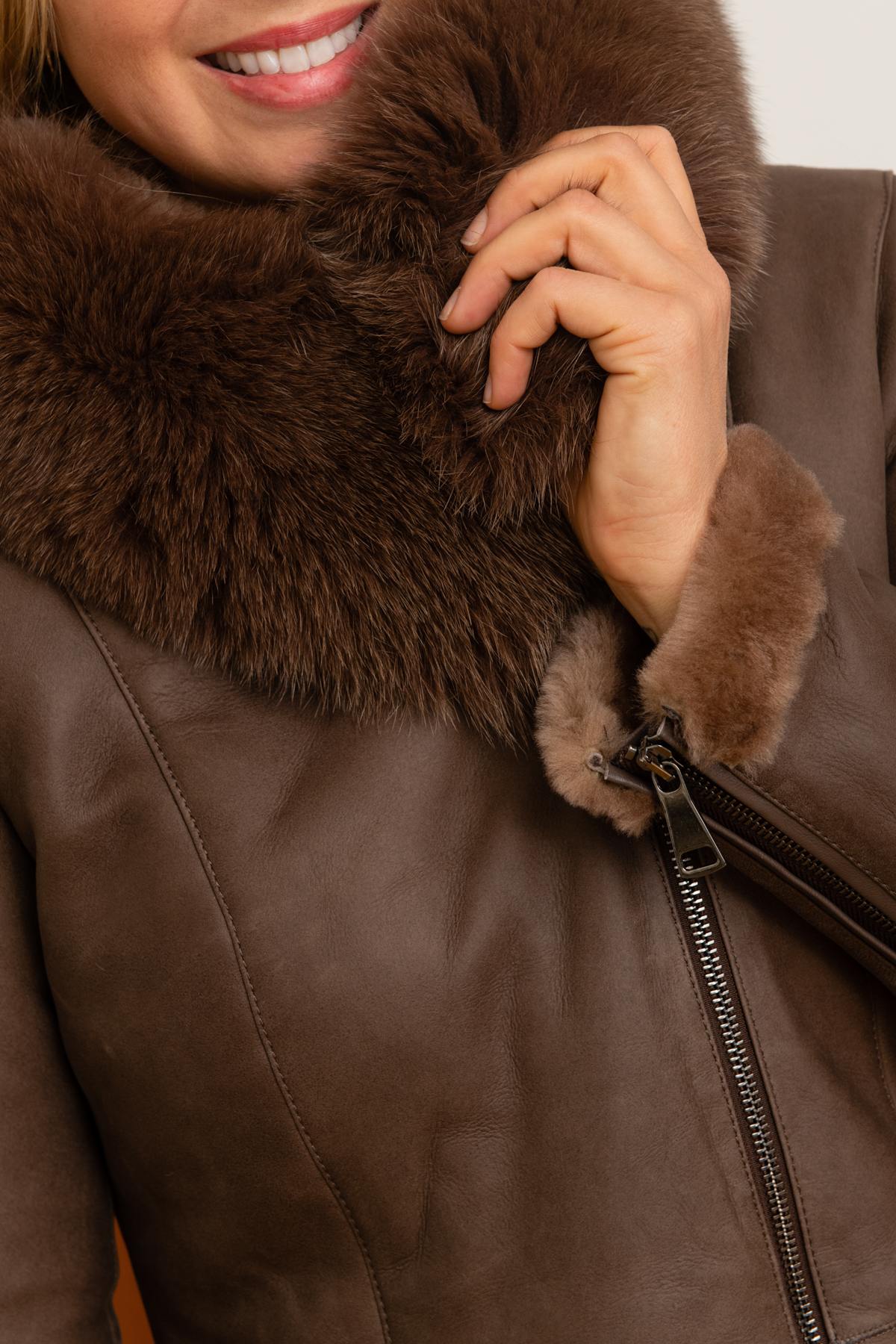 Oiled chocolate merino jacket with fox-fur hood and skinny fit. - Image n°6