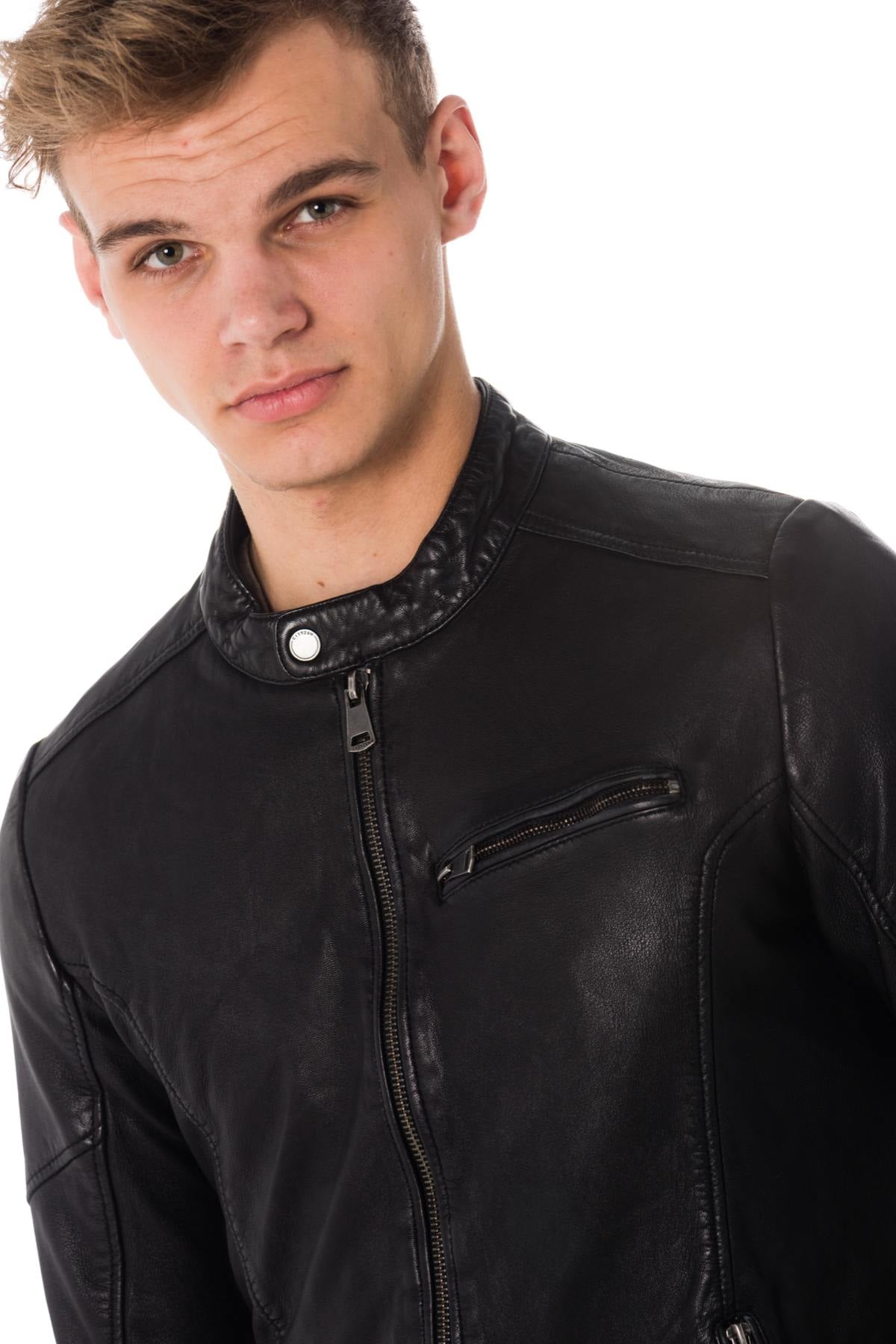 Timeless black lambskin jacket for larger fits. Soft and adjustable. - Image n°6