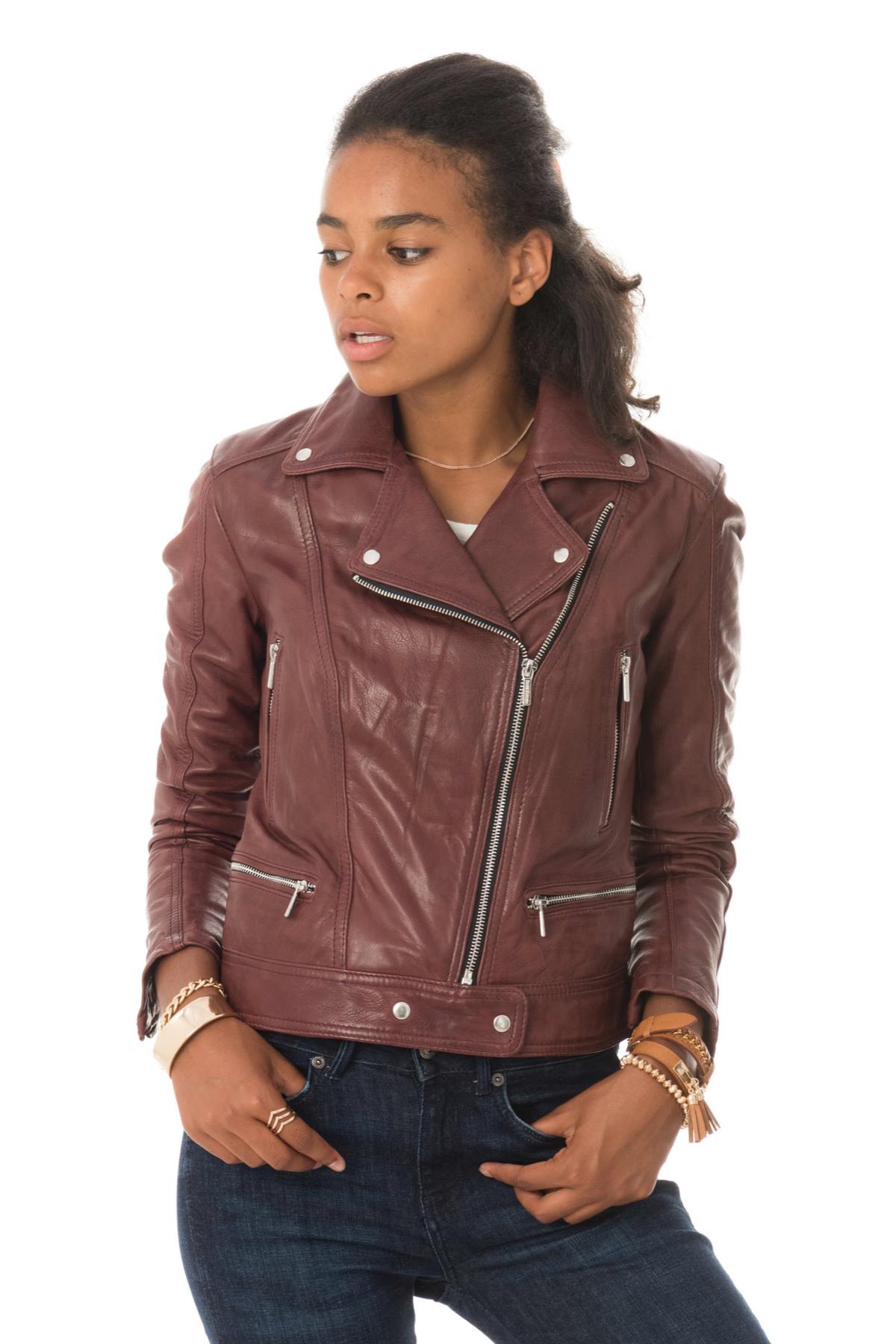 Burgundy lambskin biker jacket with a snug fit and silver zips. - Image n°4