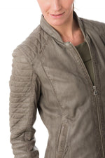 Soft lambskin leather jacket with a quilted finish for timeless style. - Image n°6