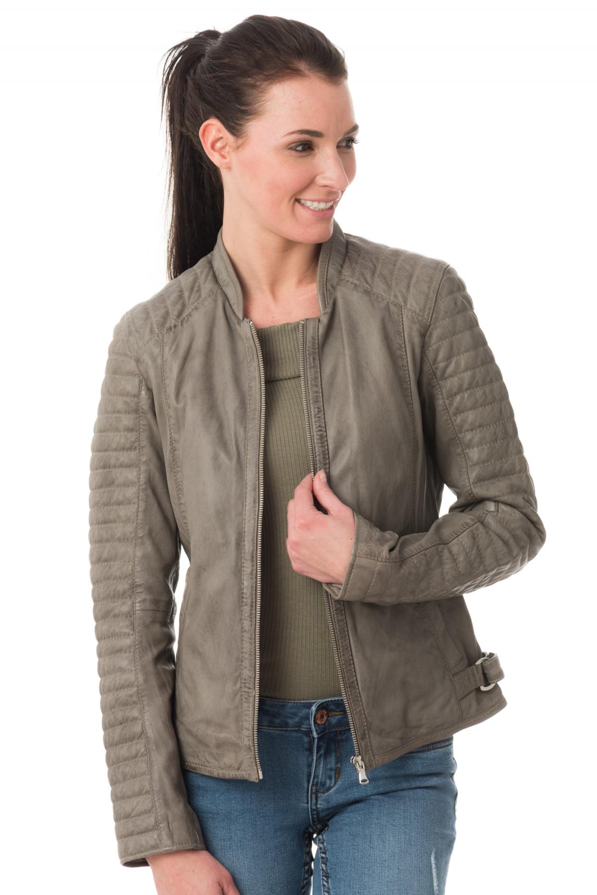 Soft lambskin leather jacket with a quilted finish for timeless style. - Image n°3