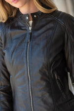 Aged lambskin, Mao collar, skinny cut. LOUISE BROWN: moto edge. - Image n°7