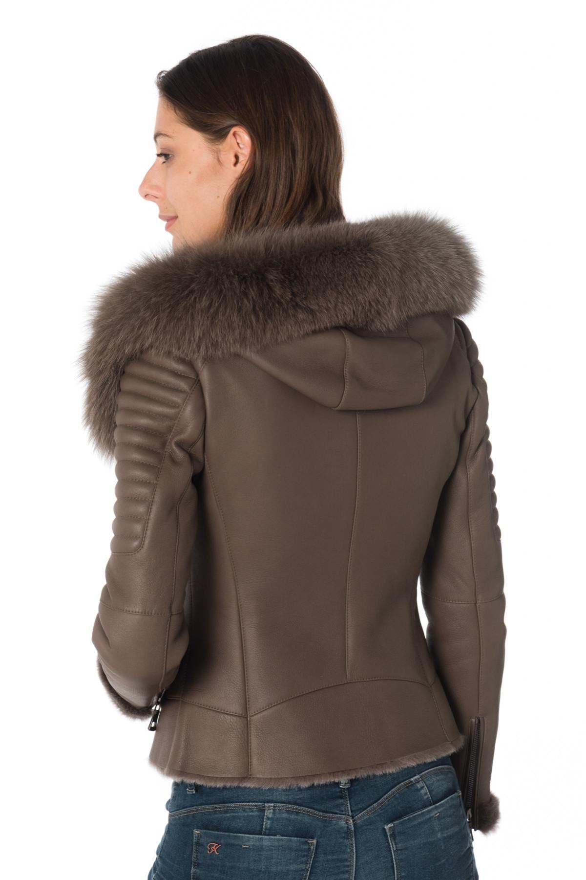 Taupe shearling with asymmetric zip and fox fur-trimmed hood for winter elegance. - Image n°6
