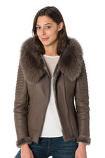 Taupe shearling with asymmetric zip and fox fur-trimmed hood for winter elegance. - Image n°3
