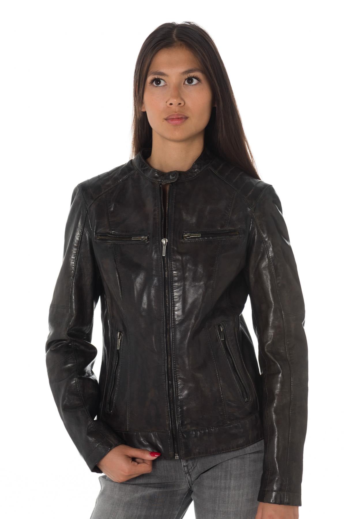 Aged olive lambskin jacket, slim fit. Matelassé shoulders for edge. - Image n°4