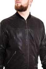 Lucina's buffalo leather jacket with a distinctive cracked finish. - Image n°3