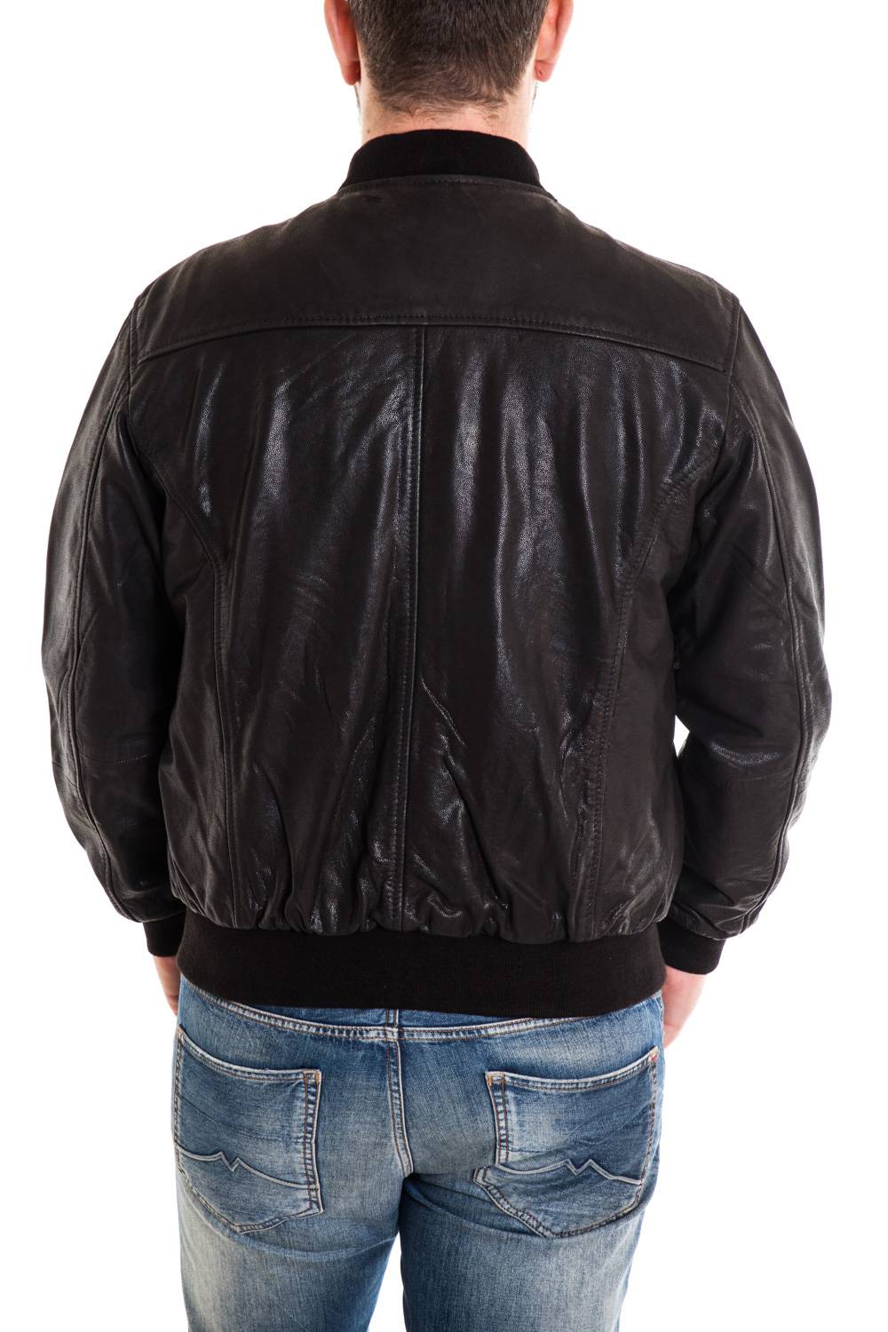 Lucina's buffalo leather jacket with a distinctive cracked finish. - Image n°4