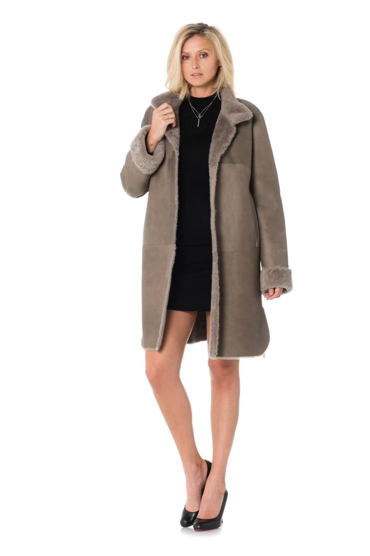 A taupe lambskin coat, fine Merino wool for warmth and elegance. - Image n°2