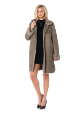 A taupe lambskin coat, fine Merino wool for warmth and elegance. - Image n°2