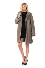 A taupe lambskin coat, fine Merino wool for warmth and elegance. - Image n°2