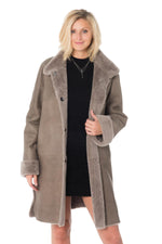 A taupe lambskin coat, fine Merino wool for warmth and elegance. - Image n°4