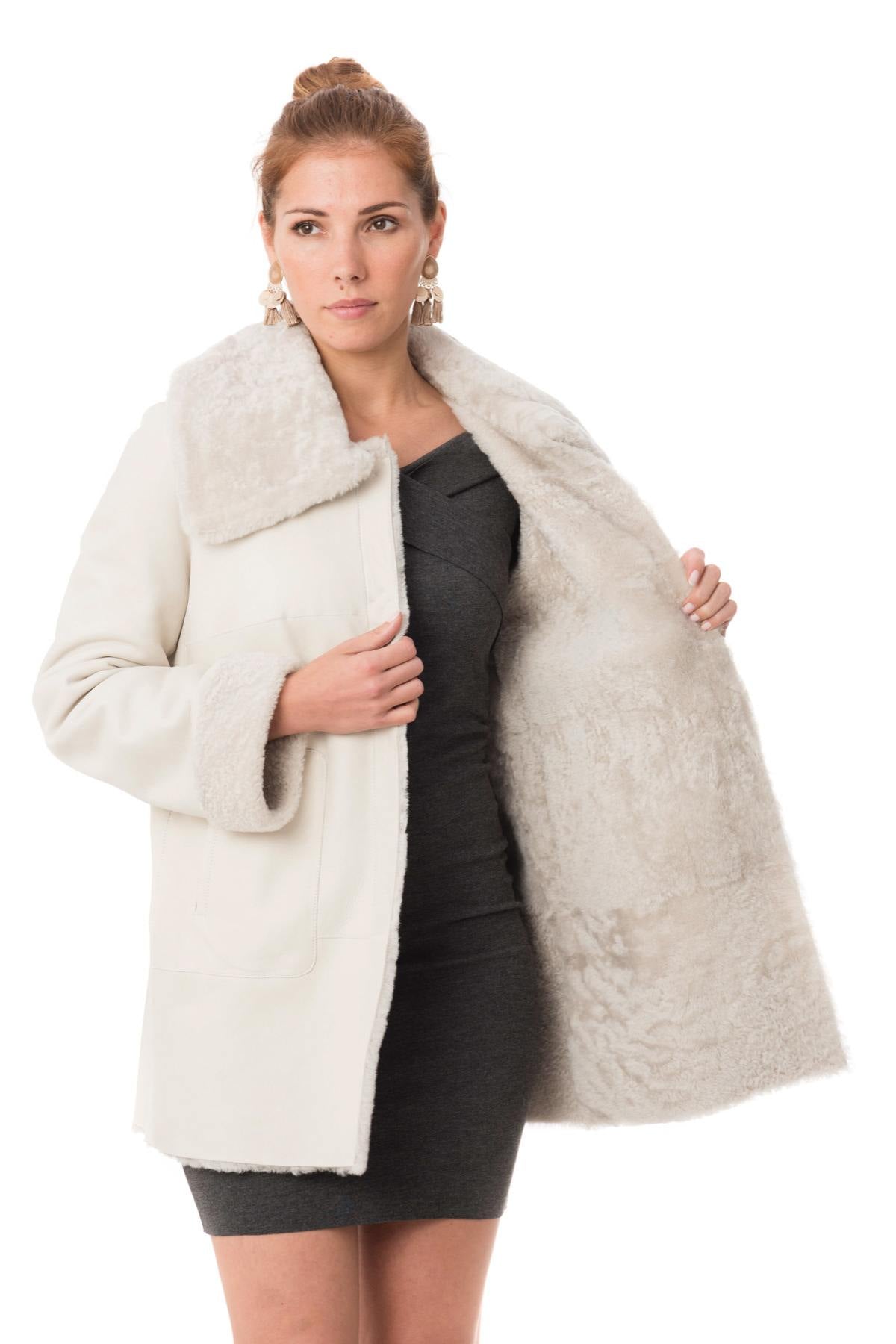 Reversed lambskin coat with wool-lamb collar for winter elegance. - Image n°4