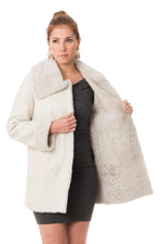 Reversed lambskin coat with wool-lamb collar for winter elegance. - Image n°4