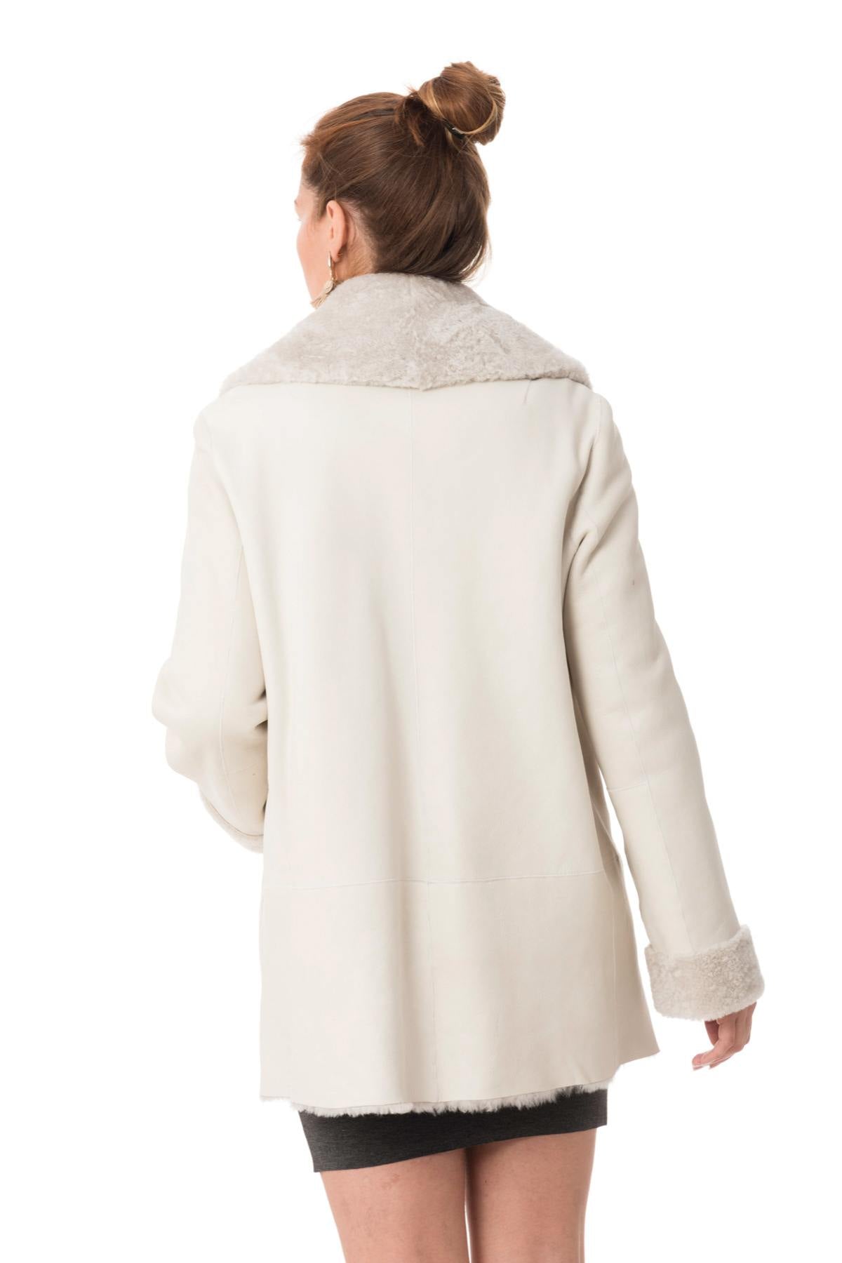 Reversed lambskin coat with wool-lamb collar for winter elegance. - Image n°5