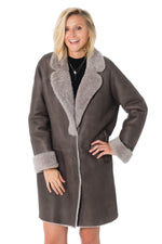 Merino lambskin turned to velvet softness in a timeless grey coat. - Image n°1