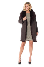 Reversible plum sheepskin coat, two styles in one for elegance. - Image n°3