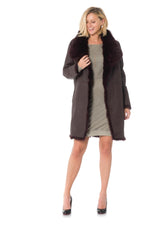 Reversible plum sheepskin coat, two styles in one for elegance. - Image n°3