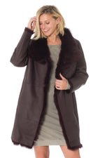 Reversible plum sheepskin coat, two styles in one for elegance. - Image n°5