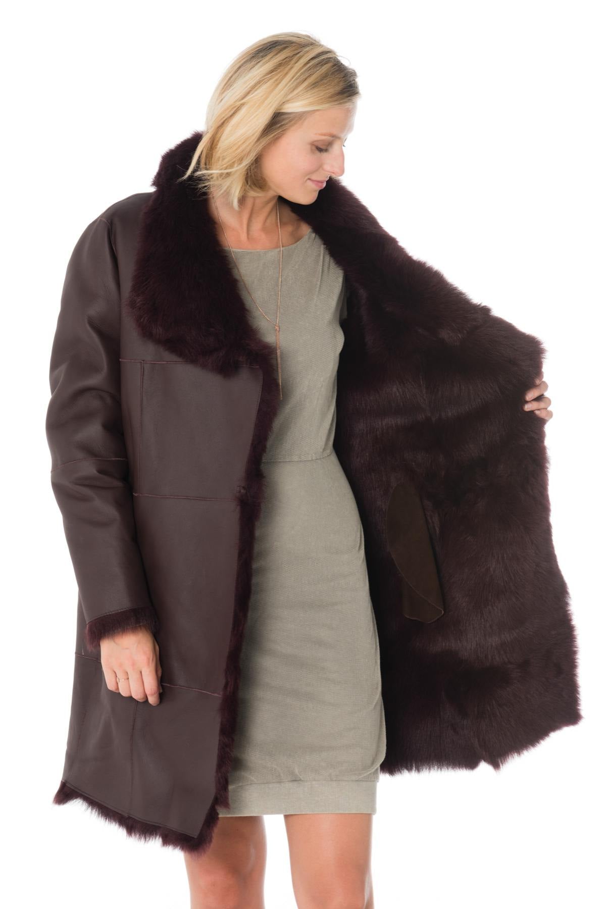 Reversible plum sheepskin coat, two styles in one for elegance. - Image n°7