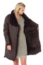 Reversible plum sheepskin coat, two styles in one for elegance. - Image n°7