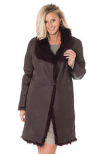 Reversible plum sheepskin coat, two styles in one for elegance. - Image n°1