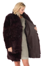 Reversible plum sheepskin coat, two styles in one for elegance. - Image n°8