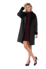 Reversible black lambshearling coat, sleek or fur-lined. Winter warmth - Image n°3