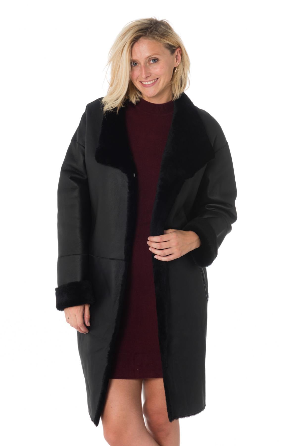 Reversible black lambshearling coat, sleek or fur-lined. Winter warmth - Image n°1