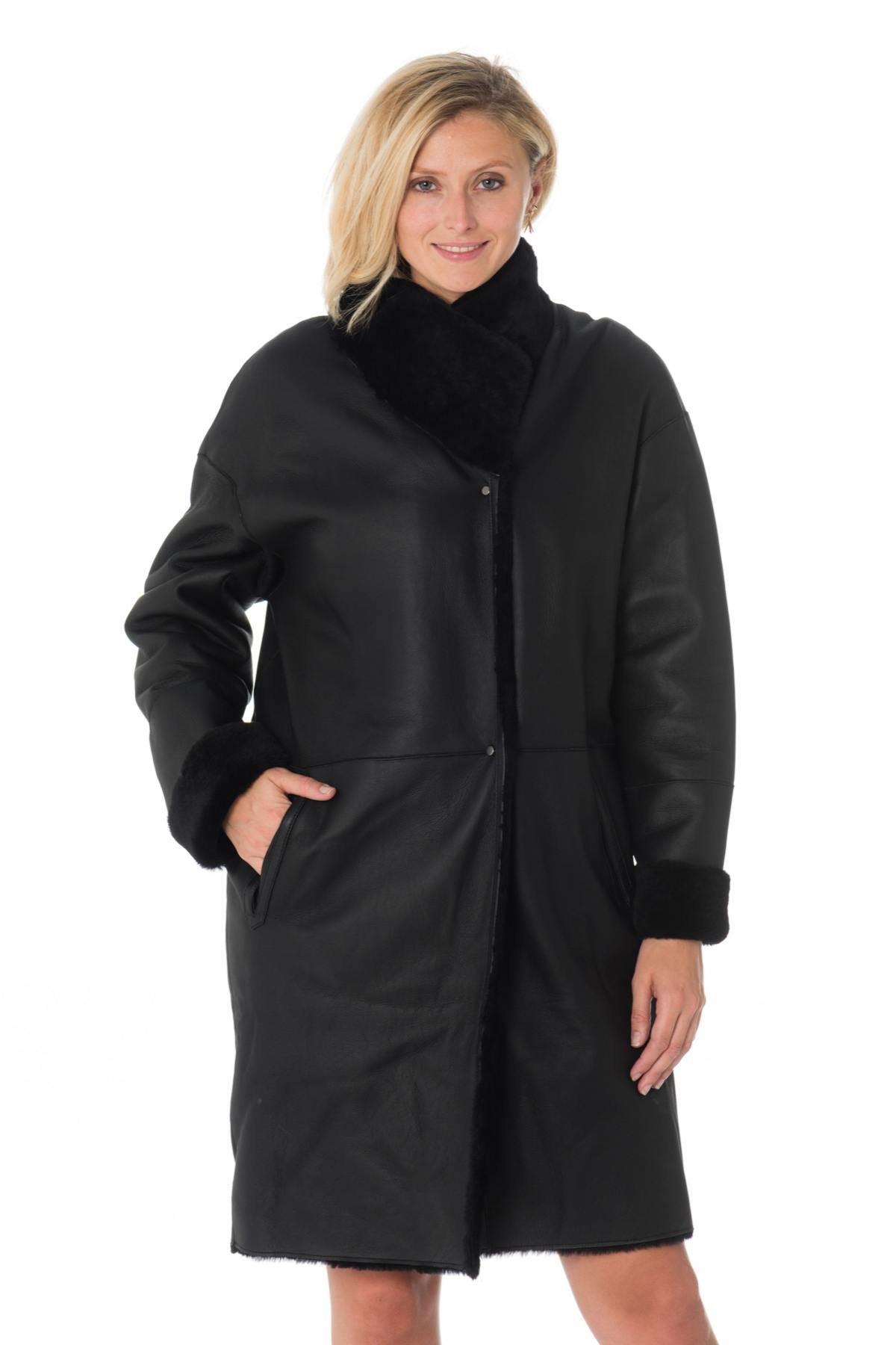 Reversible black lambshearling coat, sleek or fur-lined. Winter warmth - Image n°5
