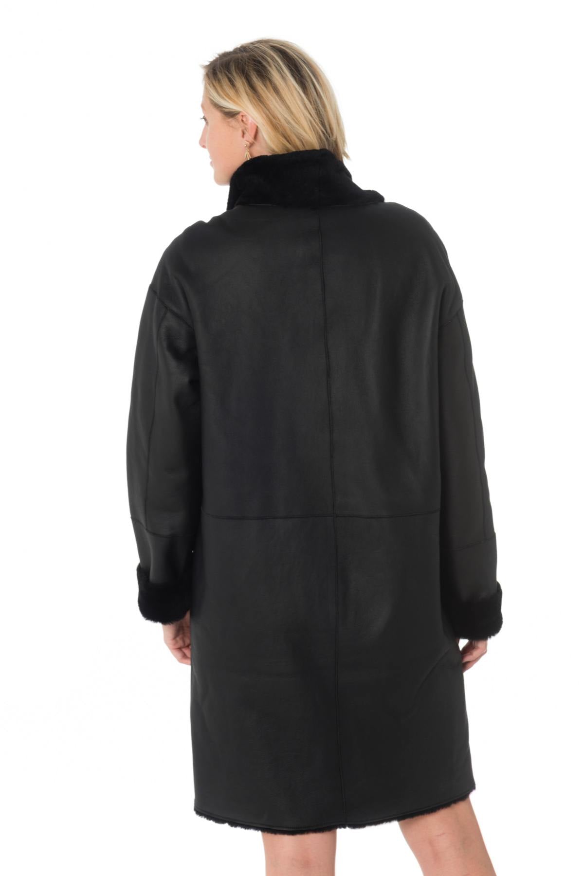 Reversible black lambshearling coat, sleek or fur-lined. Winter warmth - Image n°7