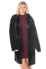 Reversible black lambshearling coat, sleek or fur-lined. Winter warmth - Image n°6