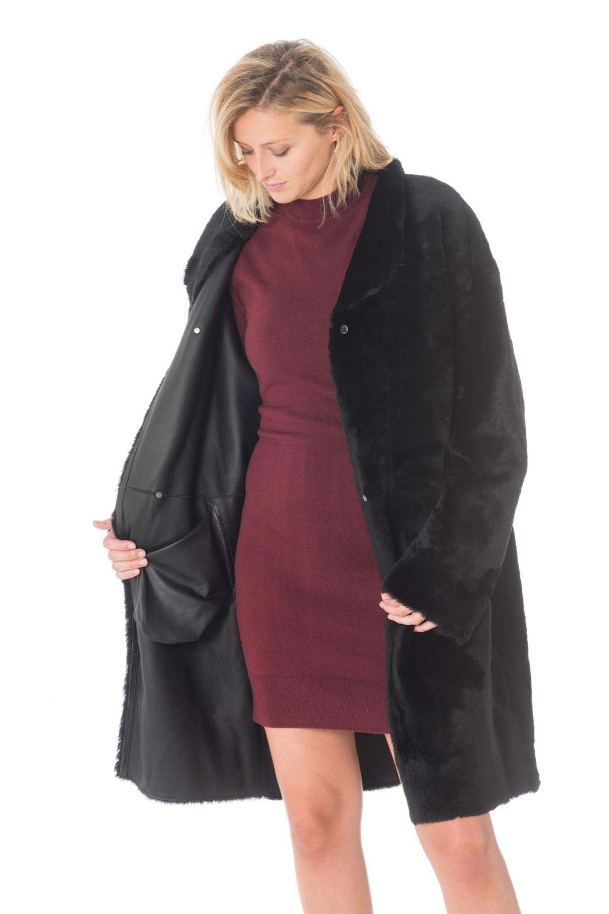 Reversible black lambshearling coat, sleek or fur-lined. Winter warmth - Image n°12