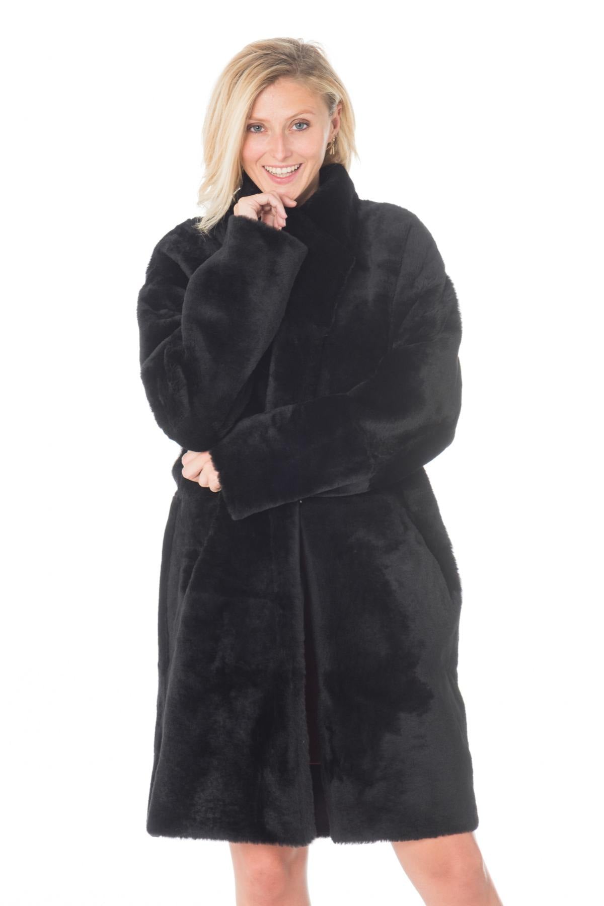 Reversible black lambshearling coat, sleek or fur-lined. Winter warmth - Image n°2
