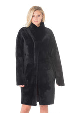 Reversible black lambshearling coat, sleek or fur-lined. Winter warmth - Image n°13