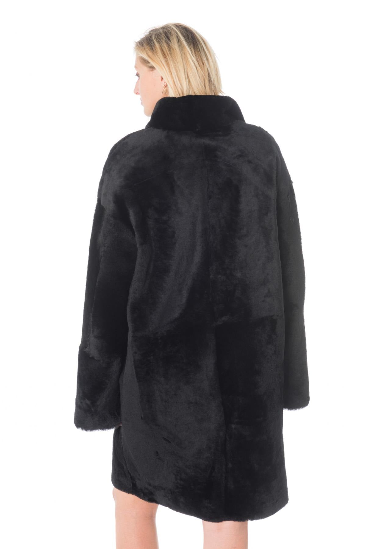 Reversible black lambshearling coat, sleek or fur-lined. Winter warmth - Image n°8