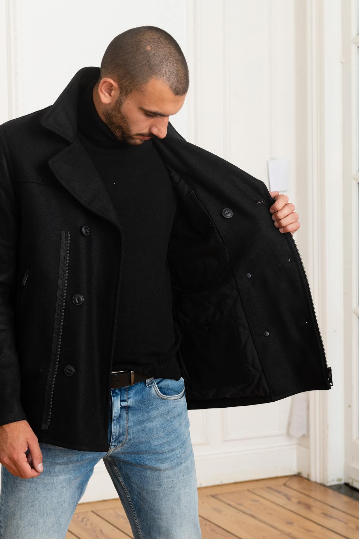 Modern pea coat by Chevignon: vachetta leather sleeves meet wool. - Image n°4