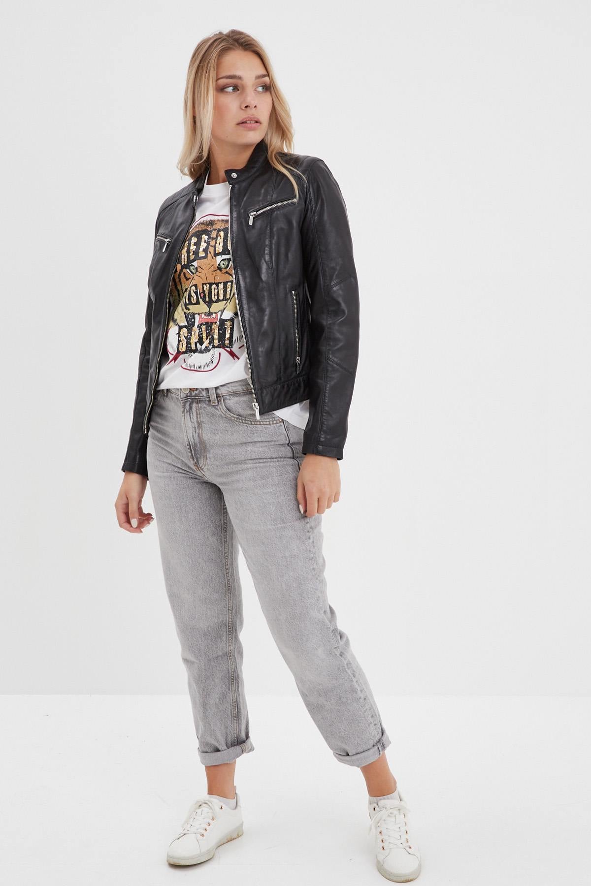 A black lambskin jacket with a moto collar - Image n°2