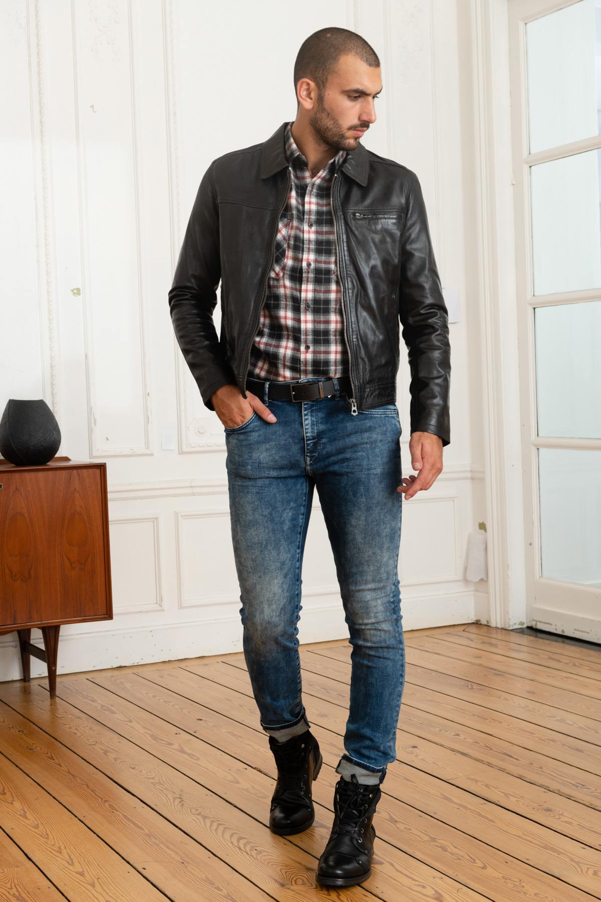 Black lambskin jacket with a soft, vintage patina and slim fit. - Image n°2