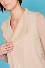 Soft goatskin and cotton blend in a breezy beige summer jacket. - Image n°5