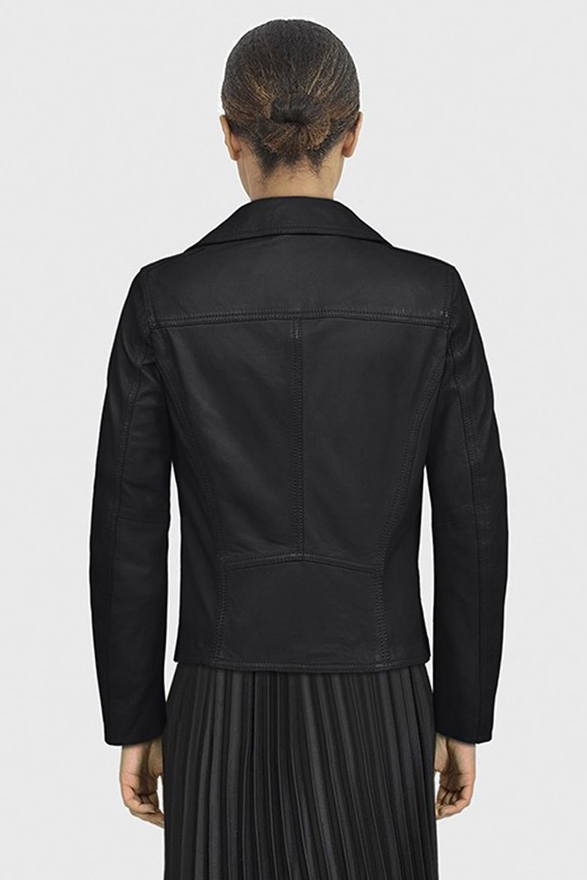 Oakwood's Noir 501: slim lambskin biker jacket with a subtle grain. - Image n°3