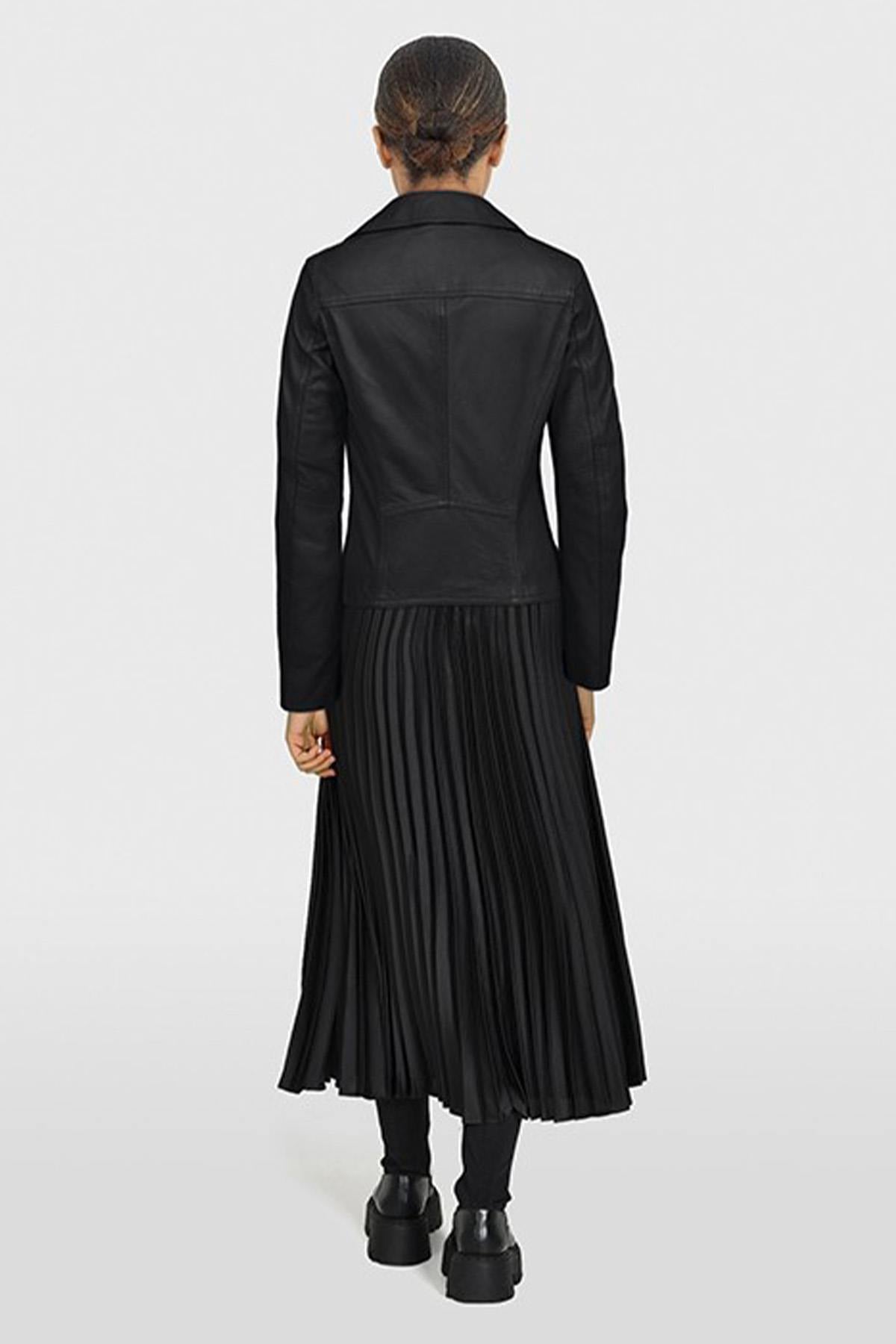 Oakwood's Noir 501: slim lambskin biker jacket with a subtle grain. - Image n°4