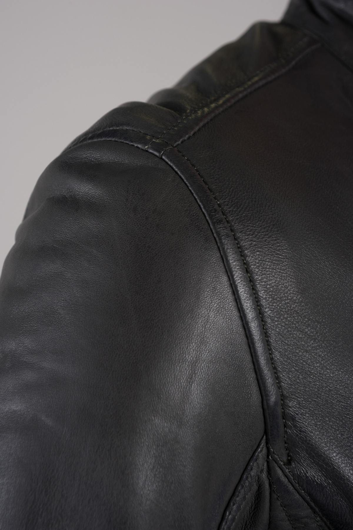 Slim sheep leather jacket in aged grey. Moto style with zipped cuffs. - Image n°7