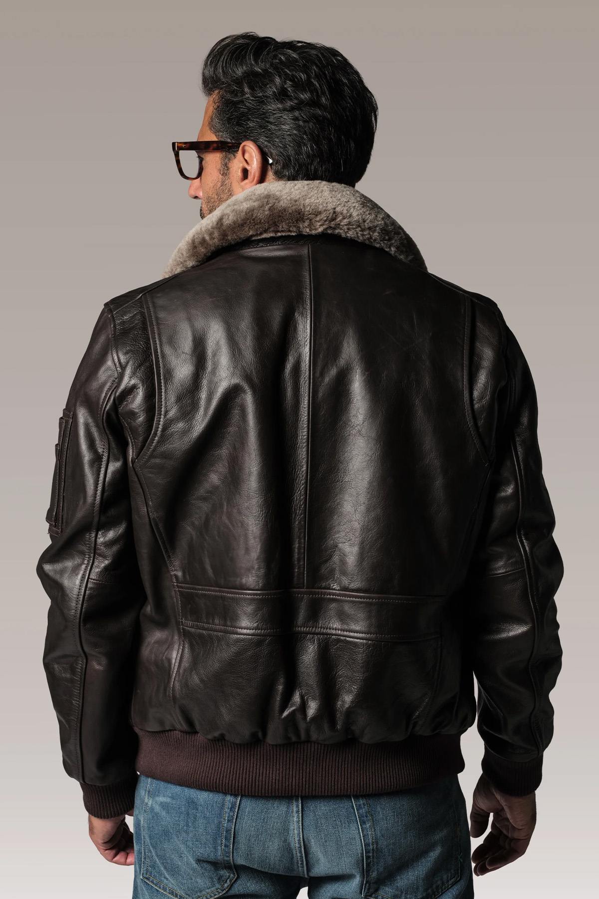A vintage cowhide aviator with fur collar. Quilted lining for winter warmth and style. - Image n°4
