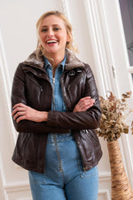 Reddish-brown sheepskin jacket with vintage marbling and fur collar. - Image n°7