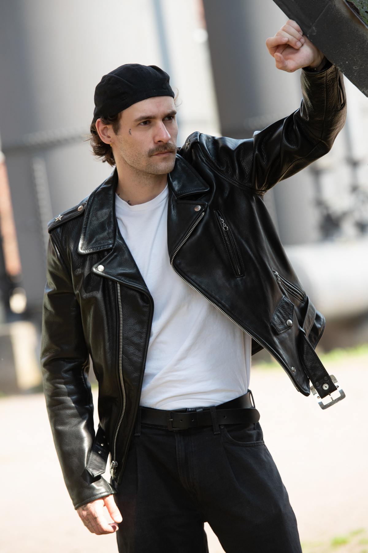 519 Black Perfecto®: buttery-soft cowhide, USA-crafted. Timeless. - Image n°1